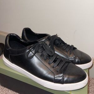 Mens black causal sneakers!